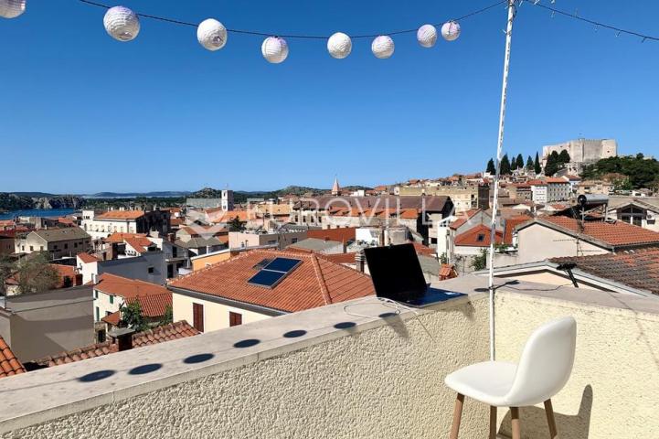 Šibenik, Varoš, dvosoban stan s prostranom krovnom terasom