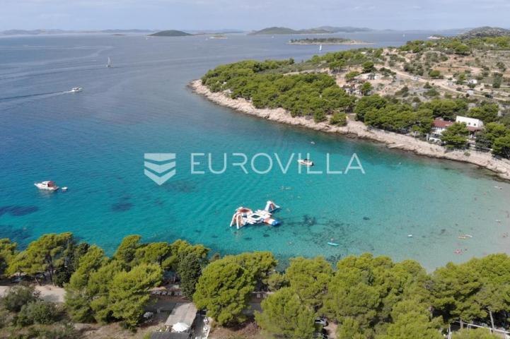 Murter, Slanica, prekrasan plažni ugostiteljski objekt