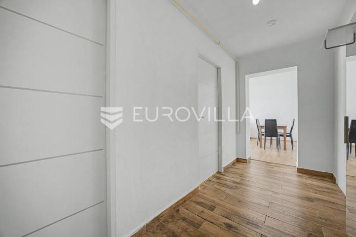 Istra, Pula, osunčan stan s terasom i pogledom na grad