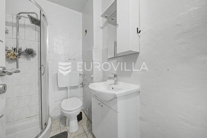 Istra, Pula, osunčan stan s terasom i pogledom na grad