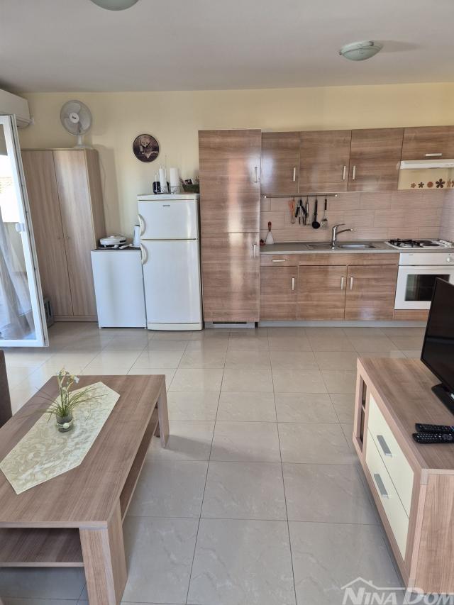 Apartman 1 kat, južna strana 50 met. do mora s pogledom na more