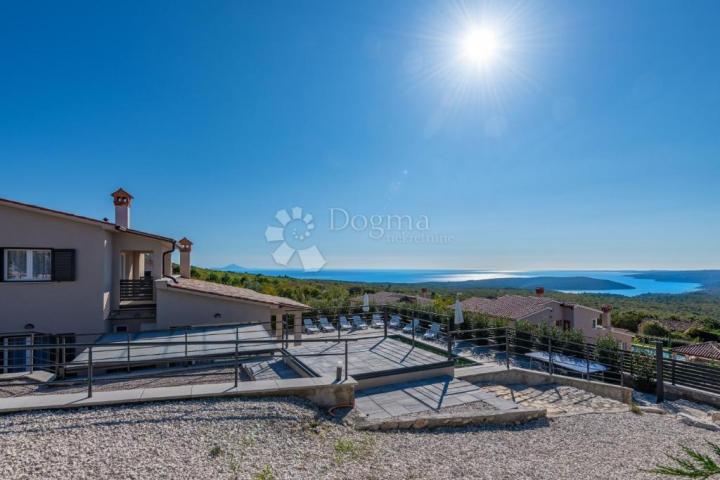 Kuća s dva stana, bazenom i pogledom na more – odlična investicija za turizam!