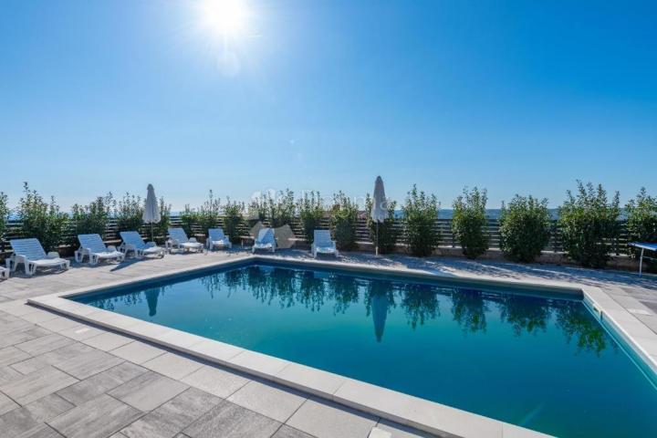 Kuća s dva stana, bazenom i pogledom na more – odlična investicija za turizam!