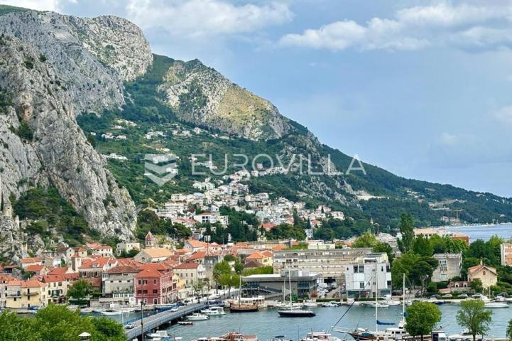 Omiš, novouređen dvosoban stan s prekrasnim pogledom na more i grad