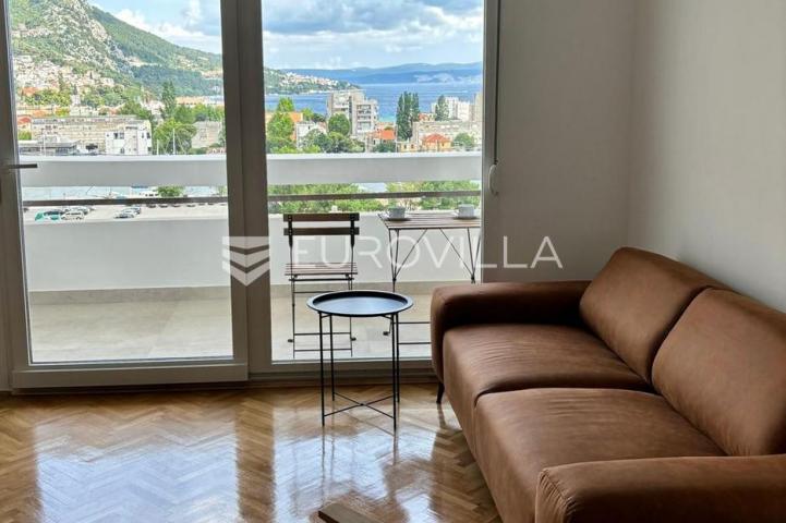 Omiš, novouređen dvosoban stan s prekrasnim pogledom na more i grad