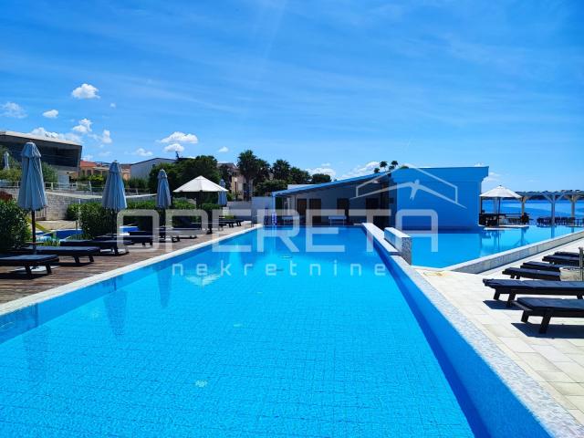 Luksuzni stan u 4* resortu, 2. red do mora, bazen 