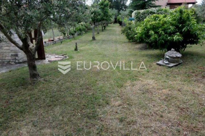 Istra, Buje okolica, šarmantna samostojeća kuća s velikom okućnicom i investicijskim potencijalom