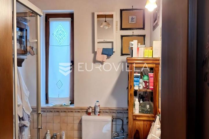 Istra, Buje okolica, šarmantna samostojeća kuća s velikom okućnicom i investicijskim potencijalom