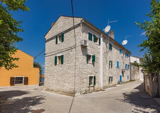 Istra, Kanfanar - Kamene kuće sa bazenom