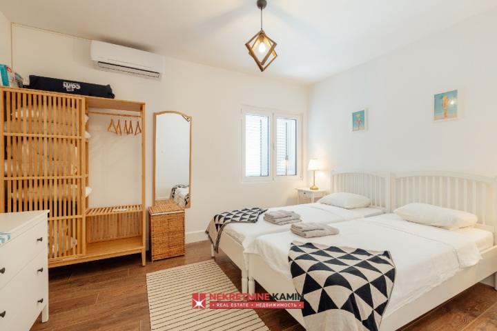 Rijetka prilika na prvoj liniji mora: dvosoban apartman sa gostinskom jedinicom, 