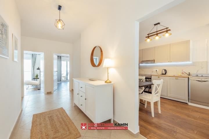 Rijetka prilika na prvoj liniji mora: dvosoban apartman sa gostinskom jedinicom, 