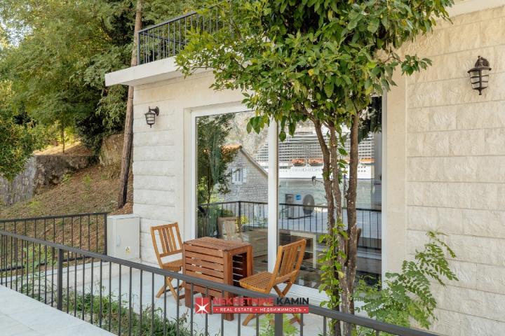 Rijetka prilika na prvoj liniji mora: dvosoban apartman sa gostinskom jedinicom, 