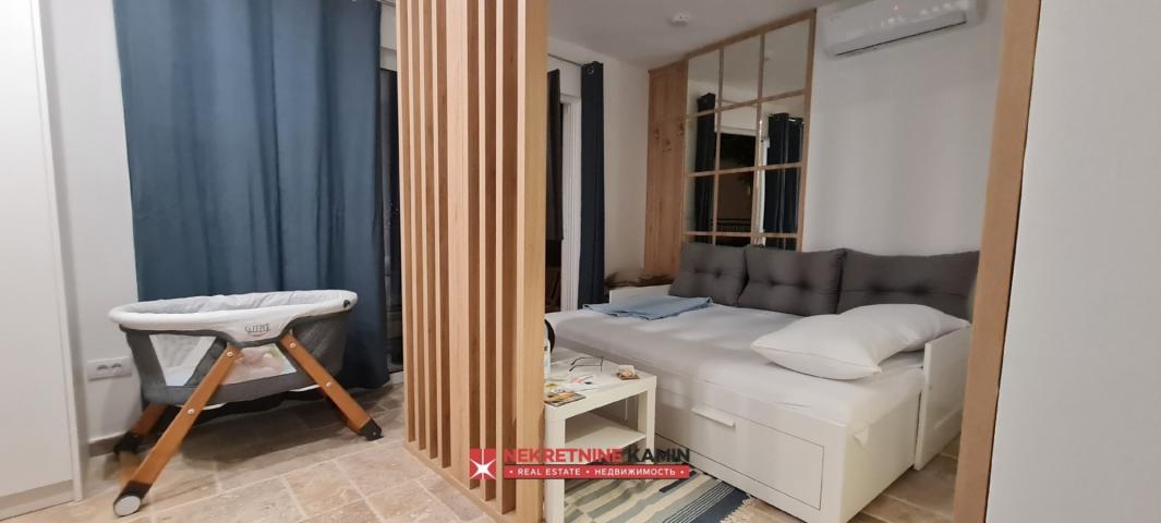 Rijetka prilika na prvoj liniji mora: dvosoban apartman sa gostinskom jedinicom, 