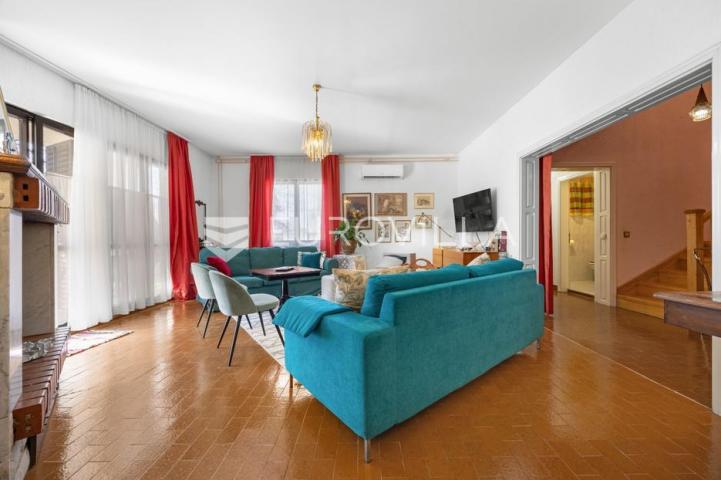 Ližnjan, prostrana apartmanska kuća s tri stambene jedinice i vrtom