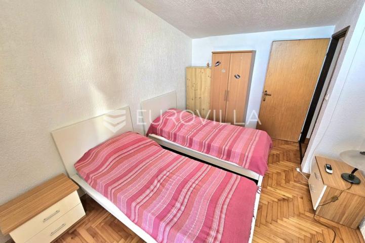 Ližnjan, prostrana apartmanska kuća s tri stambene jedinice i vrtom