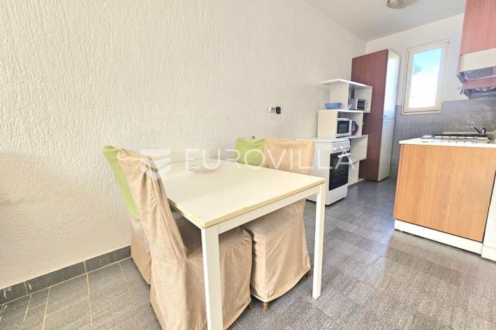 Ližnjan, prostrana apartmanska kuća s tri stambene jedinice i vrtom