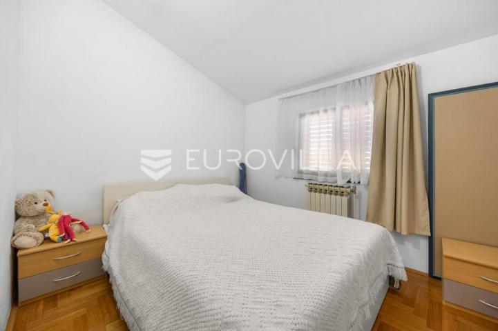 Ližnjan, prostrana apartmanska kuća s tri stambene jedinice i vrtom