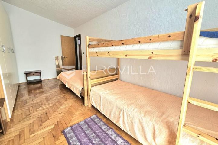 Ližnjan, prostrana apartmanska kuća s tri stambene jedinice i vrtom