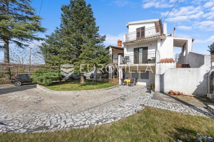 Ližnjan, prostrana apartmanska kuća s tri stambene jedinice i vrtom