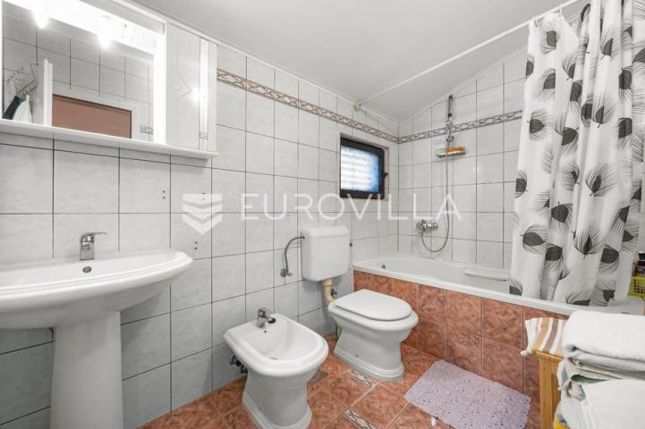 Ližnjan, prostrana apartmanska kuća s tri stambene jedinice i vrtom