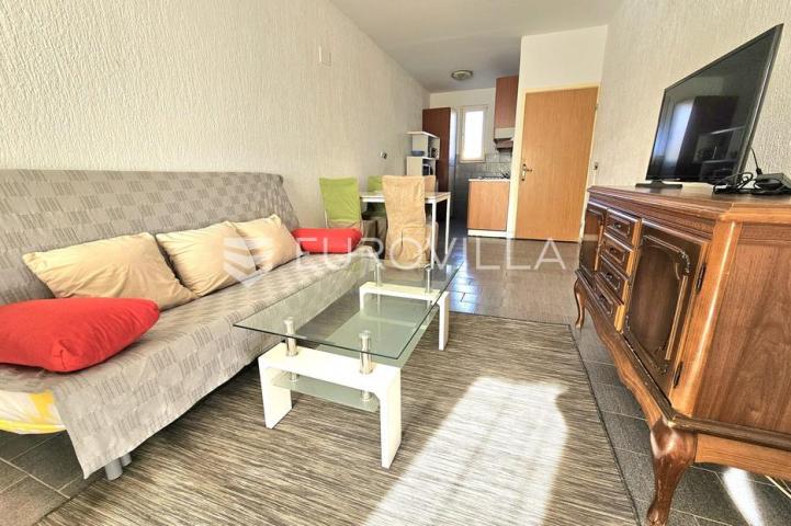 Ližnjan, prostrana apartmanska kuća s tri stambene jedinice i vrtom