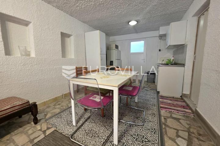 Ližnjan, prostrana apartmanska kuća s tri stambene jedinice i vrtom
