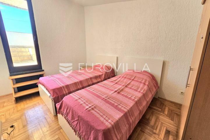 Ližnjan, prostrana apartmanska kuća s tri stambene jedinice i vrtom