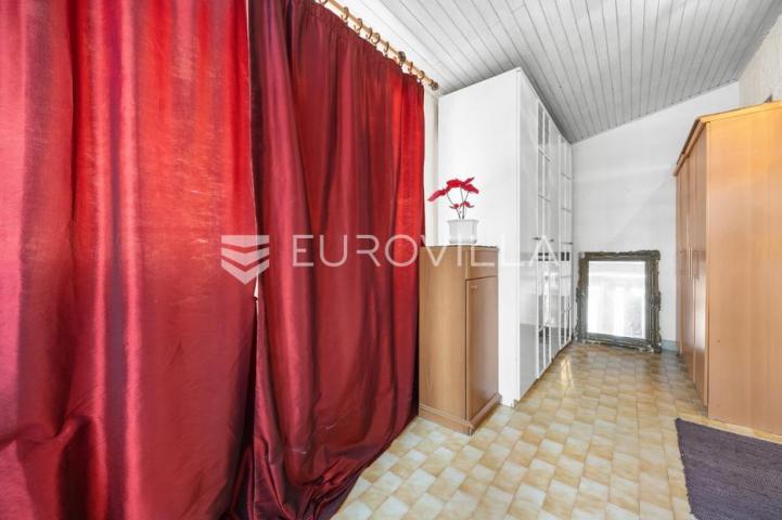 Ližnjan, prostrana apartmanska kuća s tri stambene jedinice i vrtom