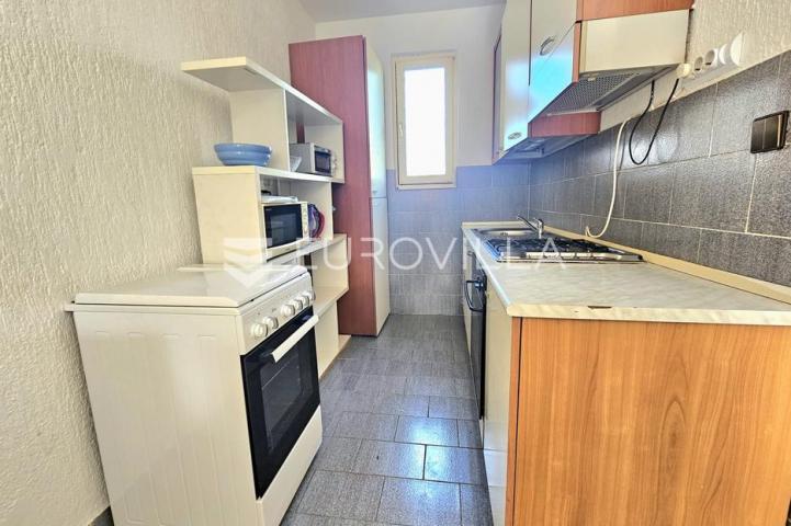 Ližnjan, prostrana apartmanska kuća s tri stambene jedinice i vrtom