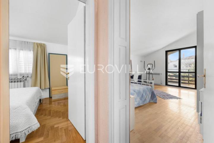 Ližnjan, prostrana apartmanska kuća s tri stambene jedinice i vrtom