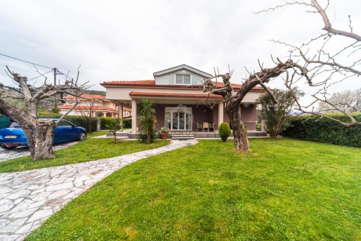 Porodična kuća 200m2 na placu 500m2, Tološi - Podgorica