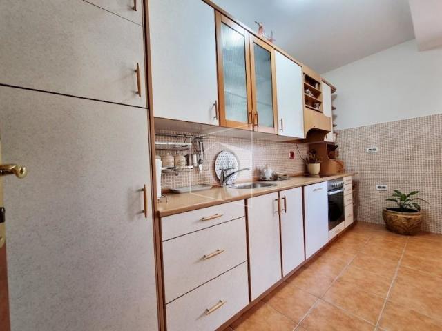 Trosoban lijepo namješten stan, 100m2, Gorica C, Podgorica