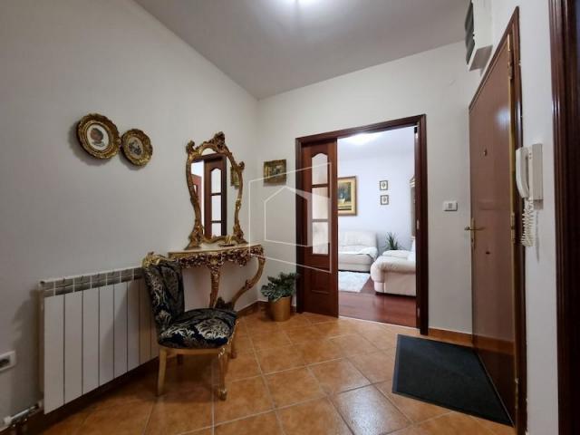 Trosoban lijepo namješten stan, 100m2, Gorica C, Podgorica