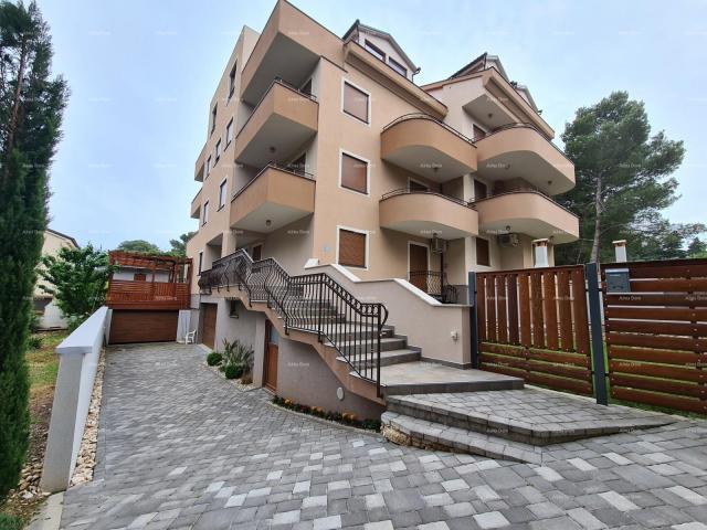 Stan Istra. Premantura. Troetažni stan s krovnom terasom! 100 metara do mora. 