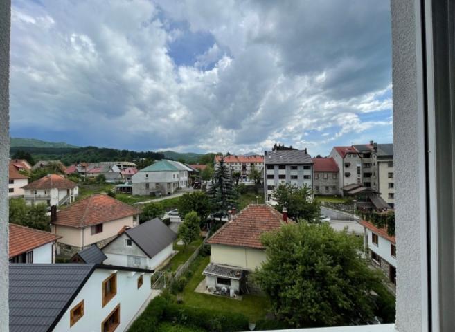 PRODAJE SE- moderan jednosoban stan sa garažom - centar Kolašina