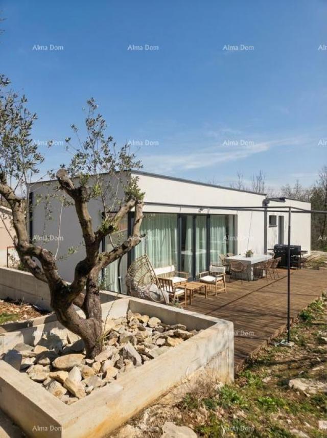 House For sale: single-story house in a quiet part of Labin.