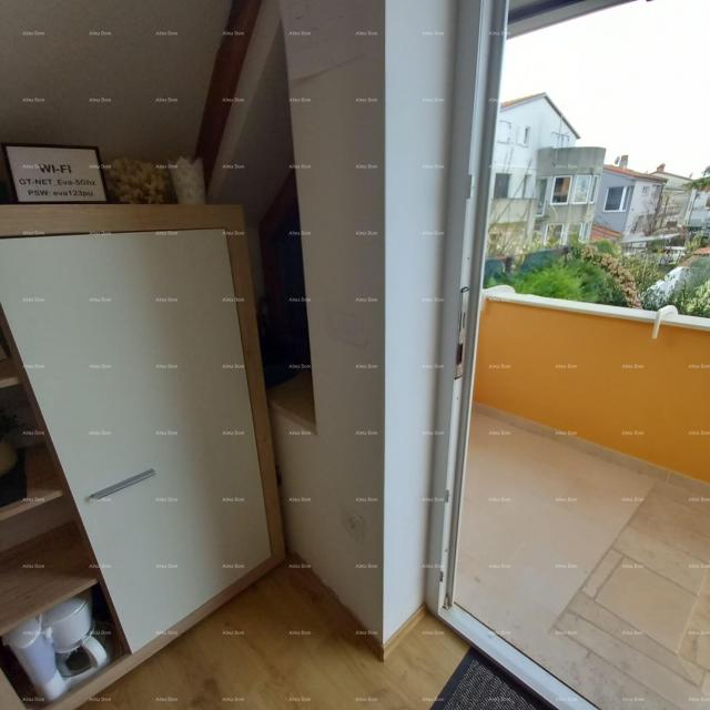 Kuća Prodaje se kuća sa 3 apartmana i dvorištem, blizu Pule. Pješčana uvala. 
