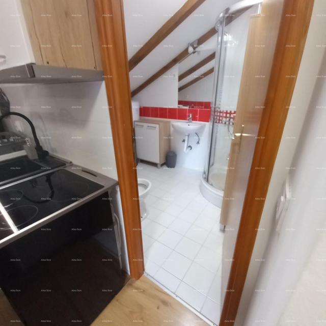 Kuća Prodaje se kuća sa 3 apartmana i dvorištem, blizu Pule. Pješčana uvala. 