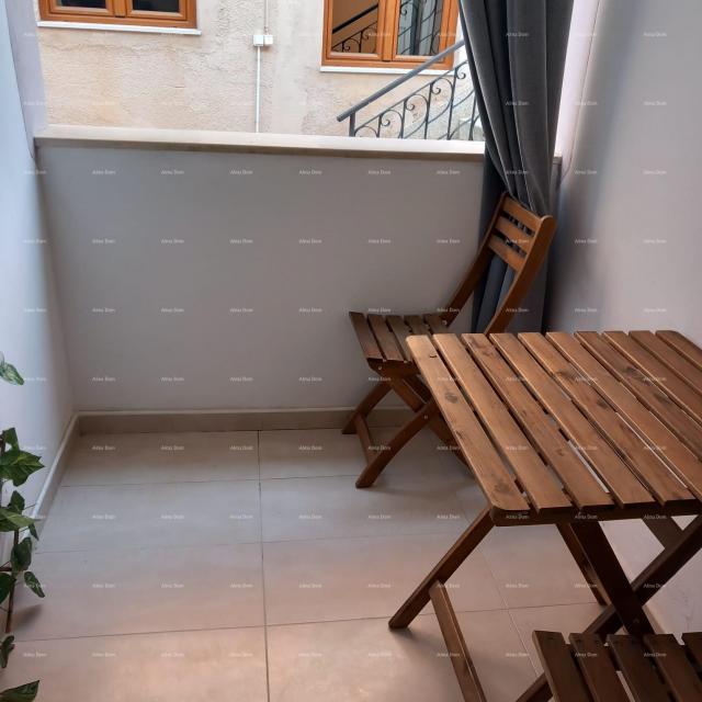 Kuća Prodaje se kuća sa 3 apartmana i dvorištem, blizu Pule. Pješčana uvala. 