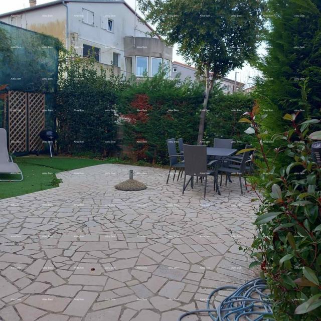Kuća Prodaje se kuća sa 3 apartmana i dvorištem, blizu Pule. Pješčana uvala. 