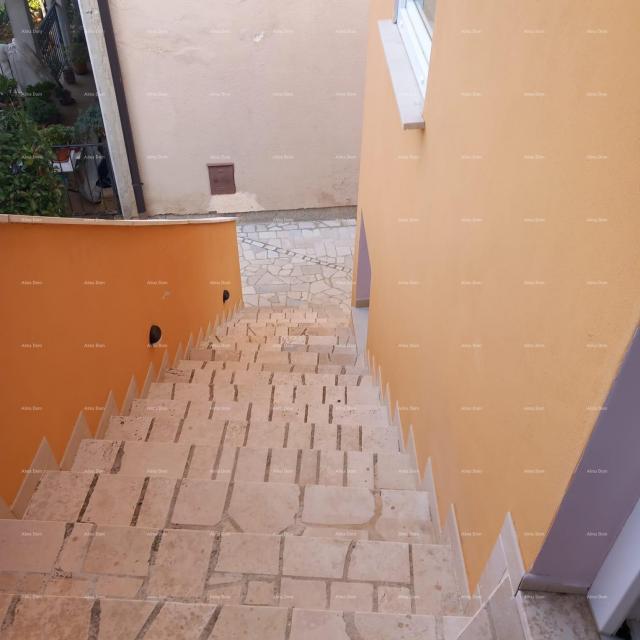 Kuća Prodaje se kuća sa 3 apartmana i dvorištem, blizu Pule. Pješčana uvala. 