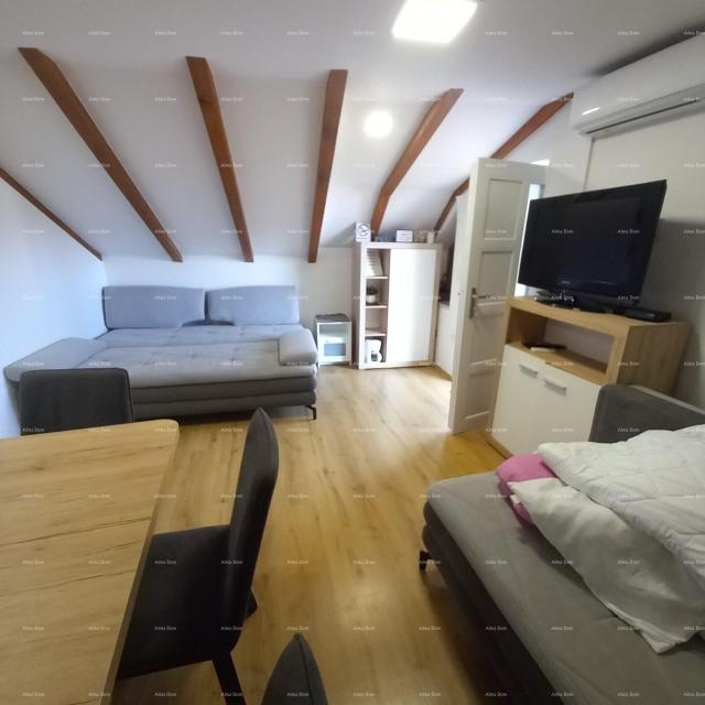 Kuća Prodaje se kuća sa 3 apartmana i dvorištem, blizu Pule. Pješčana uvala. 