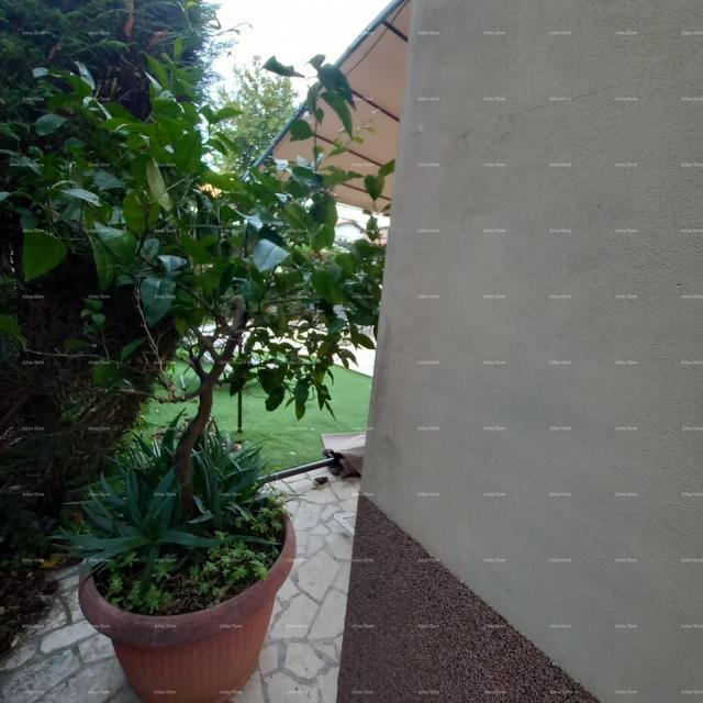 Kuća Prodaje se kuća sa 3 apartmana i dvorištem, blizu Pule. Pješčana uvala. 