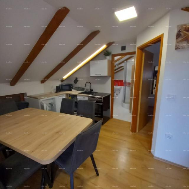 Kuća Prodaje se kuća sa 3 apartmana i dvorištem, blizu Pule. Pješčana uvala. 