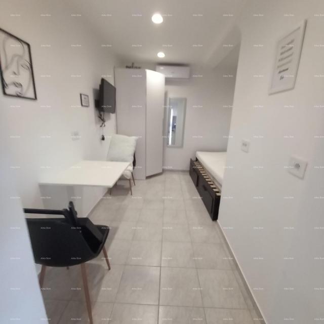 Kuća Prodaje se kuća sa 3 apartmana i dvorištem, blizu Pule. Pješčana uvala. 