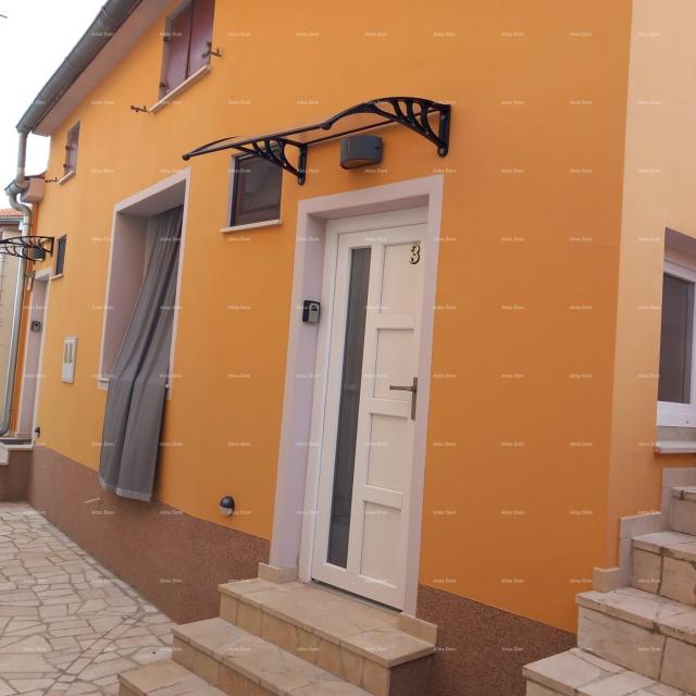 Kuća Prodaje se kuća sa 3 apartmana i dvorištem, blizu Pule. Pješčana uvala. 