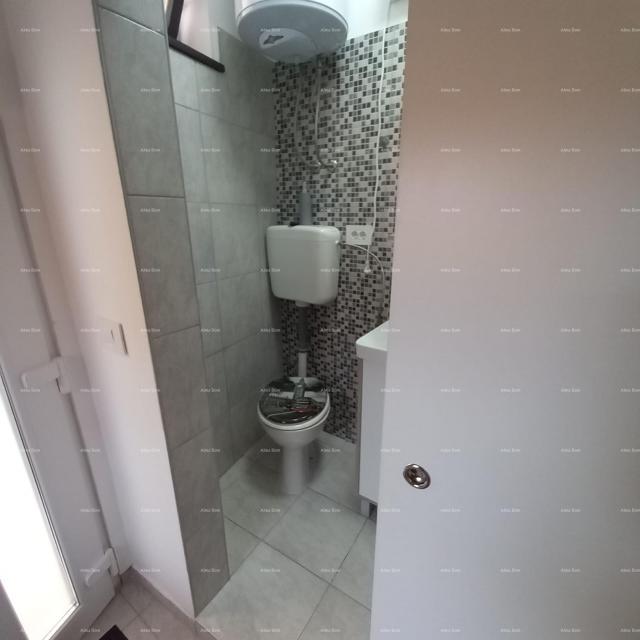 Kuća Prodaje se kuća sa 3 apartmana i dvorištem, blizu Pule. Pješčana uvala. 