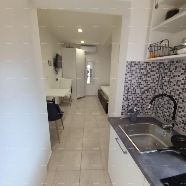 Kuća Prodaje se kuća sa 3 apartmana i dvorištem, blizu Pule. Pješčana uvala. 