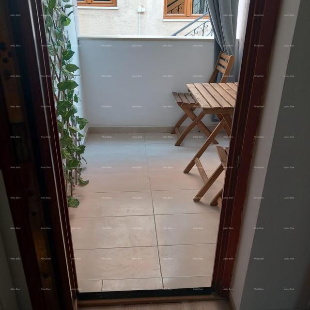 Kuća Prodaje se kuća sa 3 apartmana i dvorištem, blizu Pule. Pješčana uvala. 