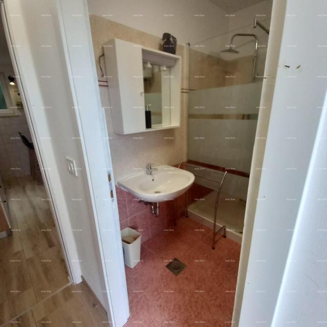 Kuća Prodaje se kuća sa 3 apartmana i dvorištem, blizu Pule. Pješčana uvala. 